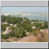 Mingun - Blick von der Ruine der Mingun Paya Pagode auf den Ayeyarwady Fluß und die Umgebung