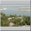 Mingun - Blick von der Ruine der Mingun Paya Pagode auf den Ayeyarwady Fluß und die Umgebung