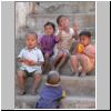 Mingun - Kinder auf dem Treppenaufgang vor der Hsinbyume Paya Pagode