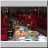 Amarapura - Speisung der Mönche im Mahagandhayon-Kloster