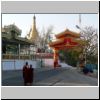 Sagaing - Einfahrtstor zur Pon Nya Shin Pagode (Sunset Pagoda)