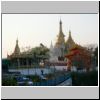 Sagaing - Blick von der Pon Nya Shin Pagode (Sunset Pagoda) auf das Einfahrtstor und benachbarte Pagoden