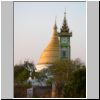 Sagaing - Blick von der Pon Nya Shin Pagode (Sunset Pagoda) auf eine benachbarte Pagode sowie einen Uhrturm