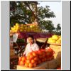 Straßenszene in den Vororten von Mandalay, ein Stand mit Früchten