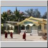 Nyaung Shwe - Mönche im Hof eines Klosters