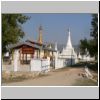 Nyaung Shwe - eine Pagode im angrenzenden Dorf