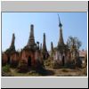 Indein am Inle See - verfallene Stupas im Shan-Stil an einem Tempel