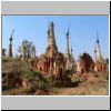 Indein am Inle See - verfallene Stupas im Shan-Stil an einem Tempel