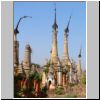 Indein am Inle See - verfallene Stupas im Shan-Stil an einem Tempel