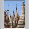 Indein am Inle See - verfallene Stupas im Shan-Stil an einem Tempel