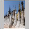 Indein am Inle See - verfallene Stupas im Shan-Stil an einem Tempel