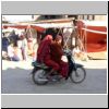 Pindaya - im Ortszentrum, zwei Mönche auf einem Motorrad