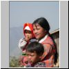 Wanderung in den Bergen bei Kalaw - eine Mutter mit ihren Kindern in einem Bergdorf