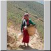Wanderung in den Bergen bei Kalaw - eine Dorffrau auf einer Teeplantage
