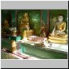 Mount Popa - Buddhafiguren und Opfergaben in einer Kapelle auf dem Berggipfel