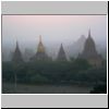 Bagan - Blick von der Mi-nyein-gon Pagode beim Sonnenaufgang über der Sin-myar-shin Pagode (hinten rechts:  Dhamma-yan-gyi Tempel)