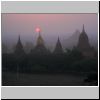 Bagan - Blick von der Mi-nyein-gon Pagode beim Sonnenaufgang über der Sin-myar-shin Pagode (hinten rechts:  Dhamma-yan-gyi Tempel)