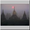 Bagan - Blick von der Mi-nyein-gon Pagode beim Sonnenaufgang über der Sin-myar-shin Pagode