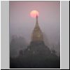 Bagan - Blick von der Mi-nyein-gon Pagode beim Sonnenaufgang über der Sin-myar-shin Pagode