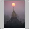 Bagan - Blick von der Mi-nyein-gon Pagode beim Sonnenaufgang über der Sin-myar-shin Pagode