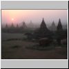 Bagan - Blick von der Mi-nyein-gon Pagode beim Sonnenaufgang über der Sin-myar-shin Pagode