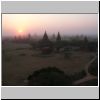 Bagan - Blick von der Mi-nyein-gon Pagode beim Sonnenaufgang über der Sin-myar-shin Pagode