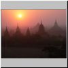 Bagan - Blick von der Mi-nyein-gon Pagode beim Sonnenaufgang über der Sin-myar-shin Pagode