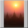 Bagan - Blick von der Mi-nyein-gon Pagode beim Sonnenaufgang über der Sin-myar-shin Pagode