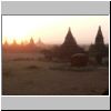 Bagan - Blick von der Mi-nyein-gon Pagode beim Sonnenaufgang über der Sin-myar-shin Pagode