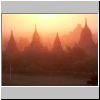 Bagan - Blick von der Mi-nyein-gon Pagode beim Sonnenaufgang (links die Sin-myar-shin Pagode, rechts die Pa-thar-da Pagode, hinten der Dhamma-yan-gyi Tempel)
