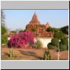 Bagan - eine Pagode hinter dem Garten des Golden Express Hotels