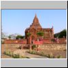Bagan - eine Pagode hinter dem Garten des Golden Express Hotels