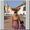 Bagan - eine Wassermelonen-Verkäuferin vor der Shwe-zi-gon Pagode
