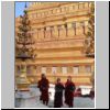 Bagan - Shwe-zi-gon Pagode, Mönche vor dem Hauptchedi