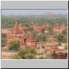 Bagan - Dhamma-ya-zi-ka Pagode, Blick von oben auf die Umgebung (Richtung Nordwesten; am Horizont das moderne Gebäude des Archäologischen Museums)