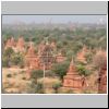 Bagan - Dhamma-ya-zi-ka Pagode, Blick von oben auf die Umgebung (Richtung Nordwesten; links am Horizont das moderne Gebäude des Archäologischen Museums, dann die That-byin-nyu Pagode (?), der Ananda Tempel und rechts die weiße Shwe-san-daw Paya)