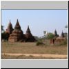 Bagan - Pagoden an der alten Straße zwischen Old Bagan und Nyaung-U (zwischen dem Golden Express Hotel und Old Bagan), hinten der Ananda Tempel