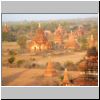 Bagan - Blick von einer namenslosen Pagode auf die Pagodenruinen in der Abendsonne