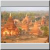 Bagan - Blick von einer namenslosen Pagode auf die Pagodenruinen in der Abendsonne