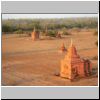 Bagan - Blick von einer namenslosen Pagode auf die Pagodenruinen in der Abendsonne, hinten die goldene Kuppel der Shwe-zi-gon Pagode