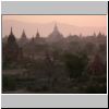 Bagan - Sonnenuntergang über den Pagodenruinen, in der Mitte die Shwe-san-daw Pagode