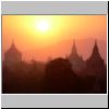 Bagan - Sonnenuntergang über den Pagodenruinen, hinten links der That-byin-nyu Tempel, rechts der Ananda Tempel
