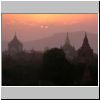 Bagan - Sonnenuntergang über den Pagodenruinen, hinten links der That-byin-nyu Tempel, rechts der Ananda Tempel