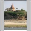 Bagan - Blick vom Ayeyarwady Fluß auf eine Pagode am Flußufer