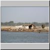 Boote am Ufer des Ayeyarwady Flusses nördlich von Bagan