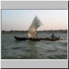 Auf dem Ayeyarwady Fluß nördlich von Bagan - ein Segelboot