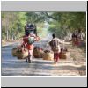 unterwegs von Bagan nach Pyay - einheimische Frauen mit vollen Körben unterwegs