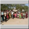 unterwegs von Bagan nach Pyay - Tanz und Musik bei einer Sammelaktion für einen Pagodenbau, Dorfkinder