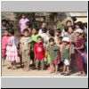 unterwegs von Bagan nach Pyay - Dorfkinder am Straßenrand (während einer Sammelaktion für einen Pagodenbau)