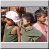 unterwegs von Bagan nach Pyay - Dorfkinder am Straßenrand (während einer Sammelaktion für einen Pagodenbau)